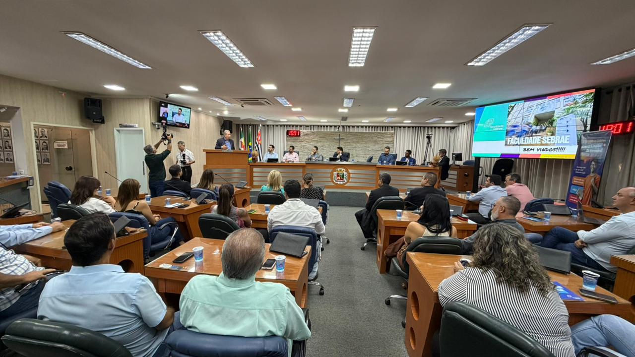 Prefeito Odair Silva, secretários municipais e servidores públicos participam de palestra na Escola do Legislativo de Barretos