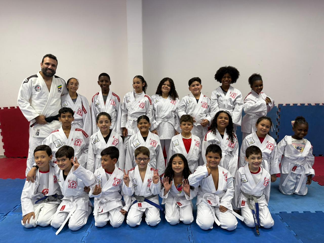 Alunos do Projeto Judô em Ação Brasil recebem materiais para treinamento