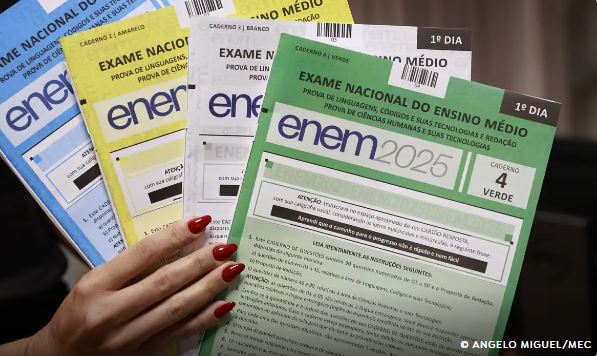 Anulação de 3 questões do Enem ocorre por “precaução”, diz ministro