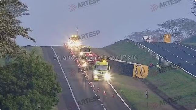 Tombamento de ônibus deixa 13 feridos na rodovia Faria Lima