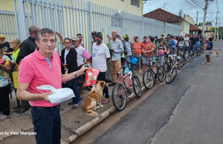 Comunidade do Santana entrega marmitas e panetones