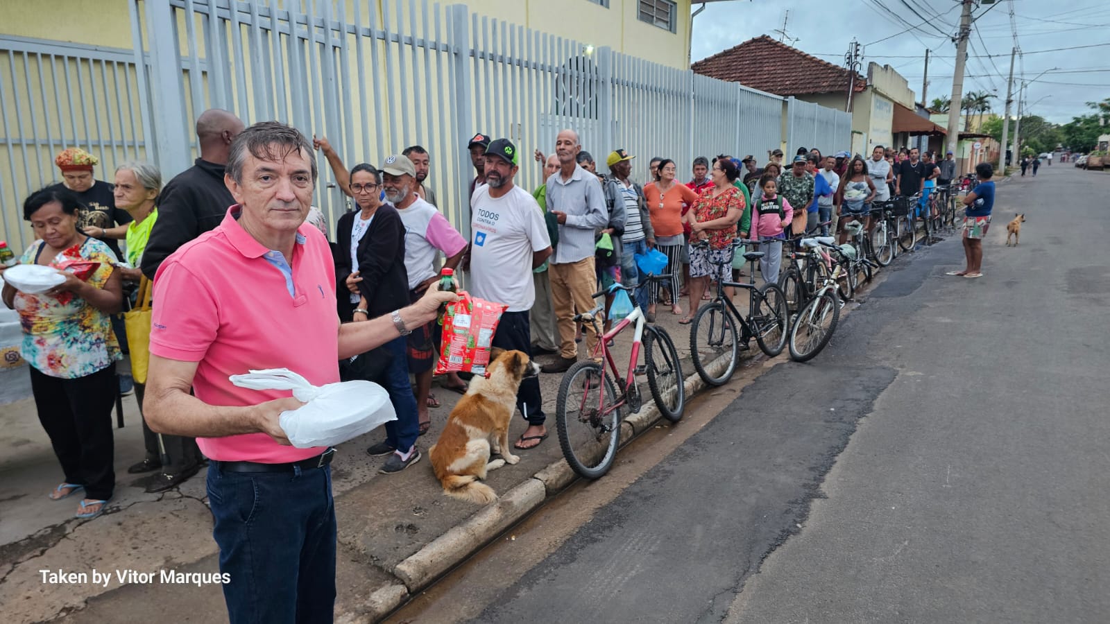 Comunidade do Santana entrega marmitas e panetones