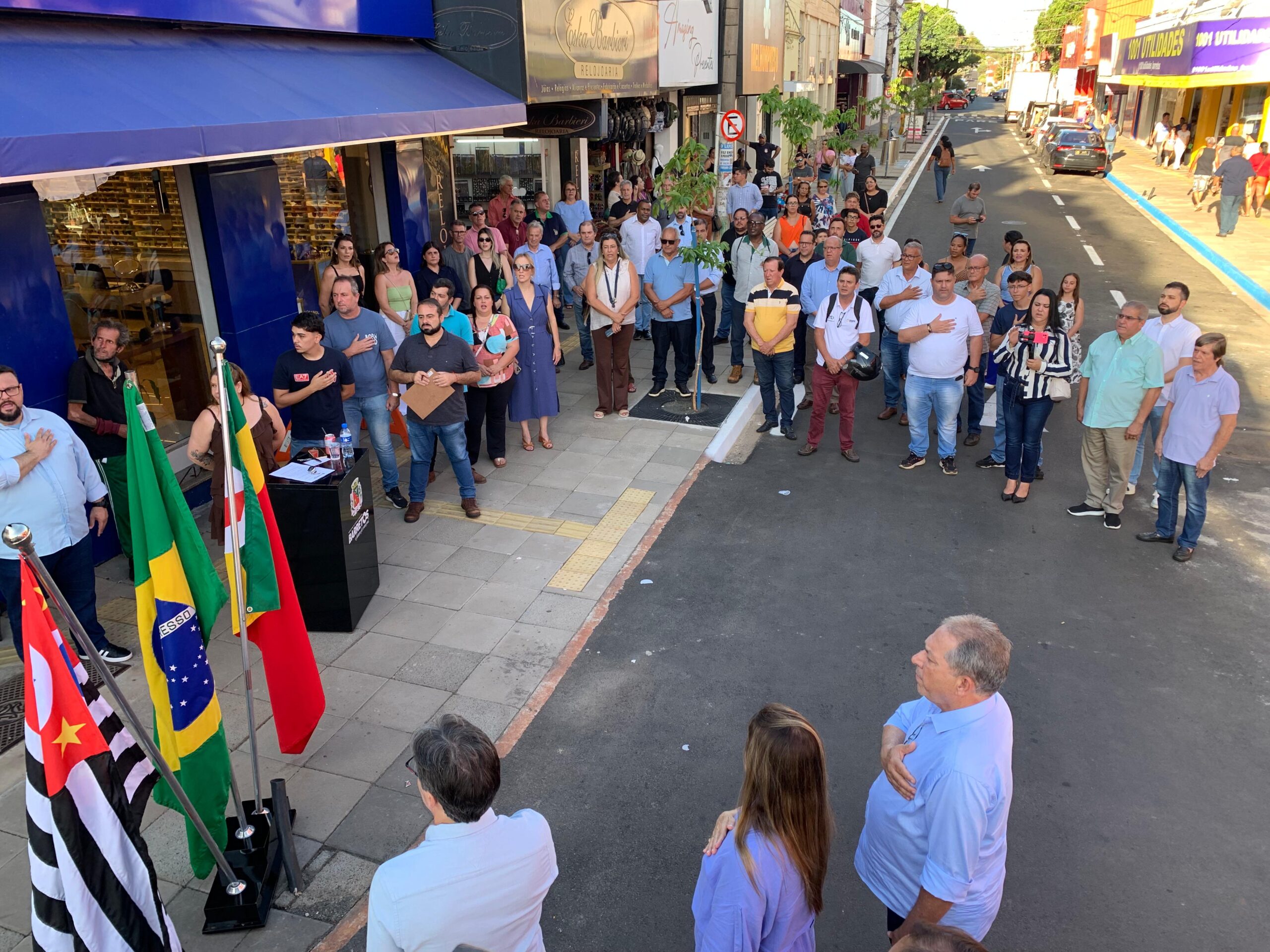 Prefeitura entrega conclusão das obras de abertura da avenida 17