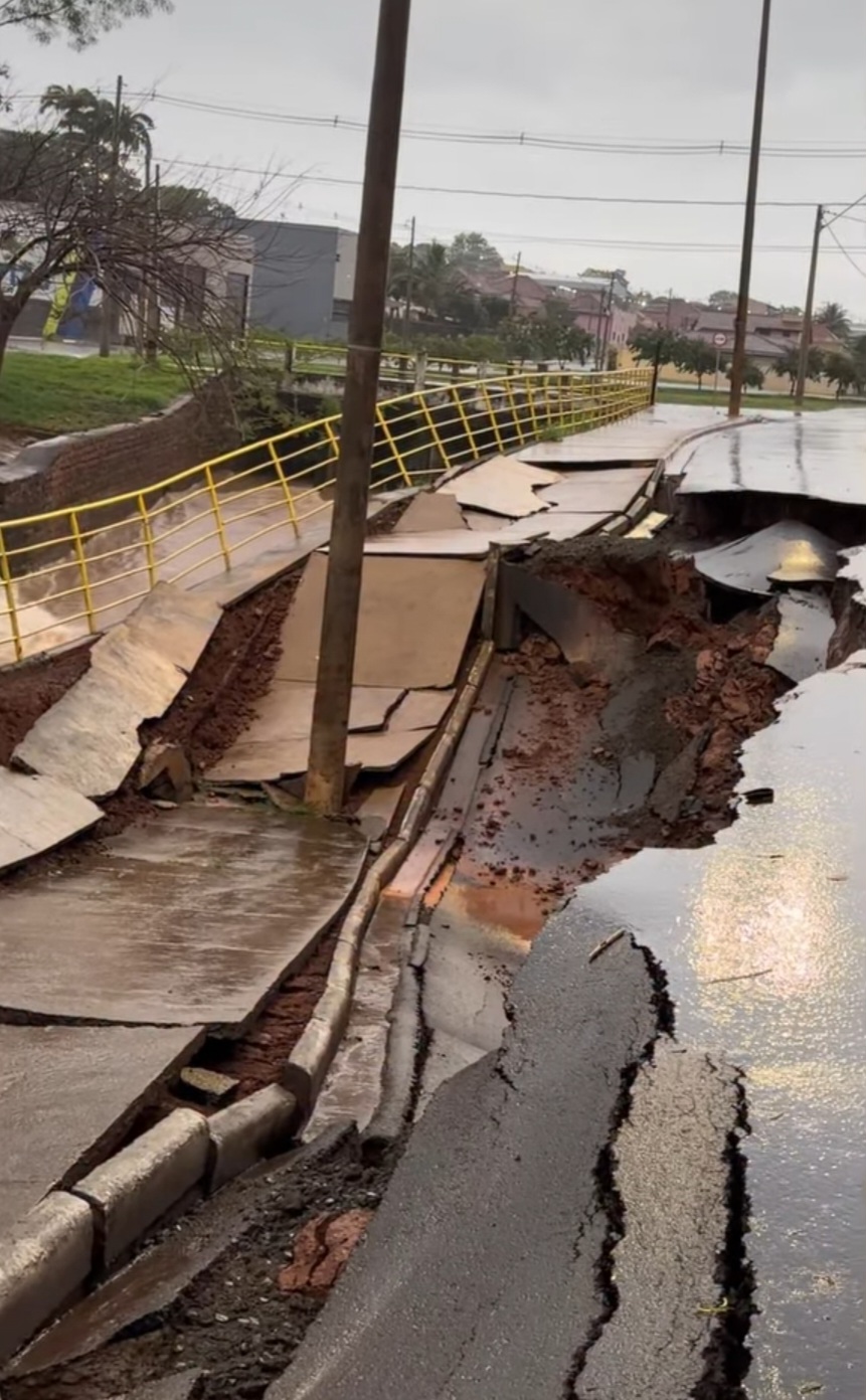 Chuva danifica lateral do córrego Barretos na avenida 7