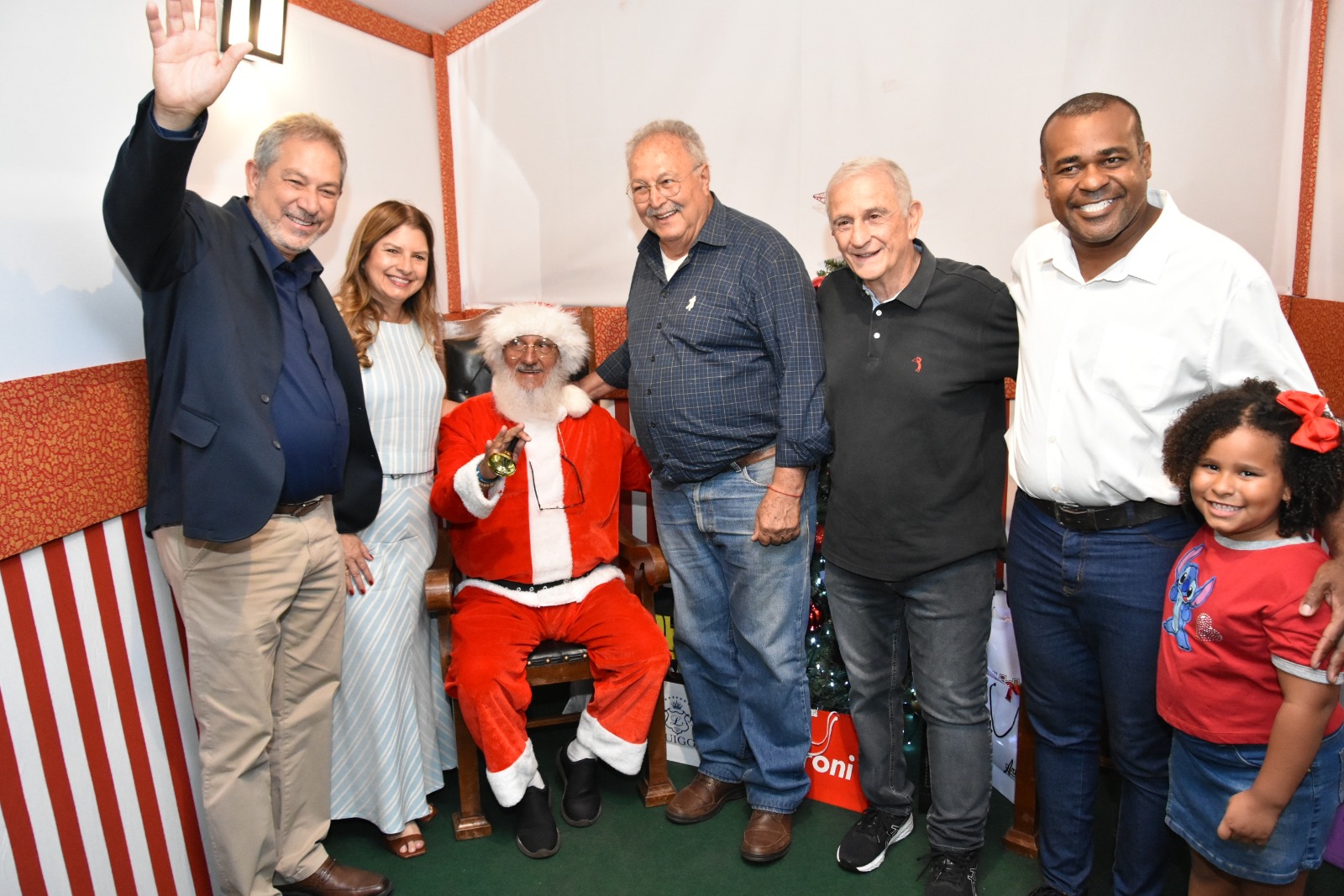 ACIB e Sincomercio inauguram Casinha do Papai Noel durante chegada do Papai Noel na abertura do Natal da Família na Praça Francisco Barreto