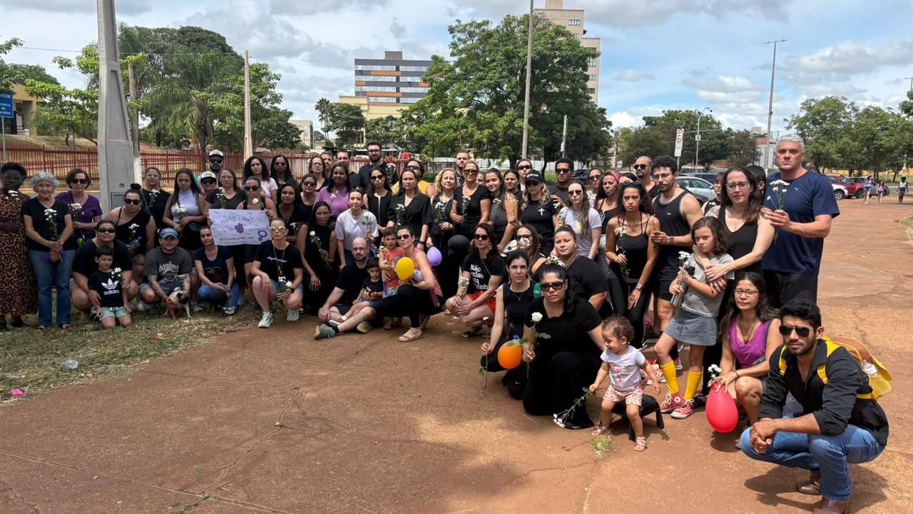 Comunidade barretense realiza ato contra o Feminícidio nos Lagos