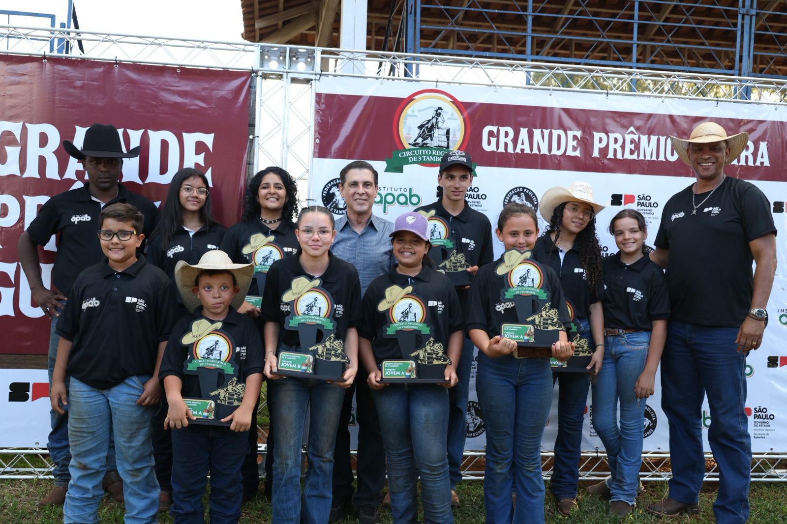 Atletas do Centro de Formação Equestre de  Barretos participaram de competição em Guaíra