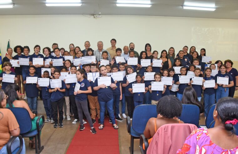 Samuzinho forma 50 estudantes em Barretos