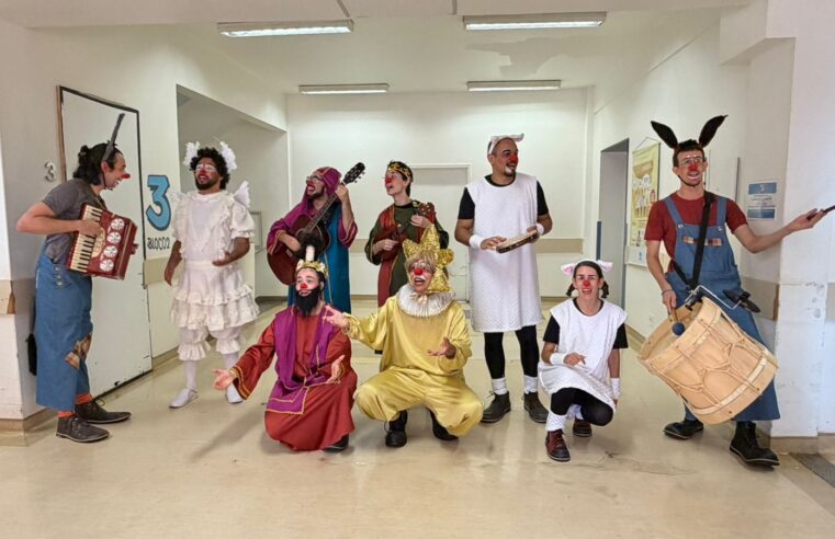 Palhaços do Instituto Sociocultural levam alegria do Natal à Santa Casa de Barretos