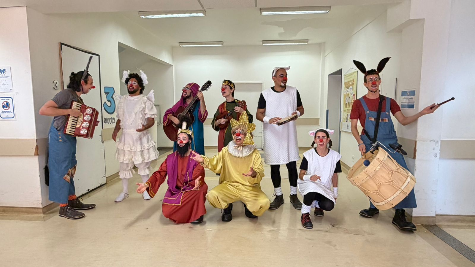 Palhaços do Instituto Sociocultural levam alegria do Natal à Santa Casa de Barretos