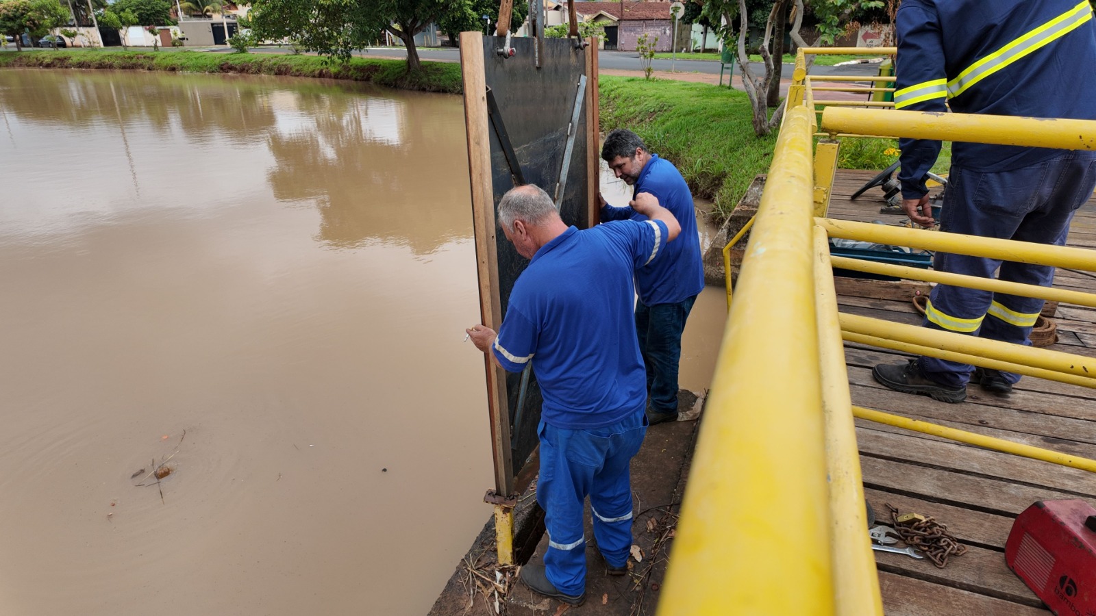 SAAE Barretos realiza manutenção e substituição de comporta no primeiro lago para reforçar controle do nível da água e prevenir enchentes