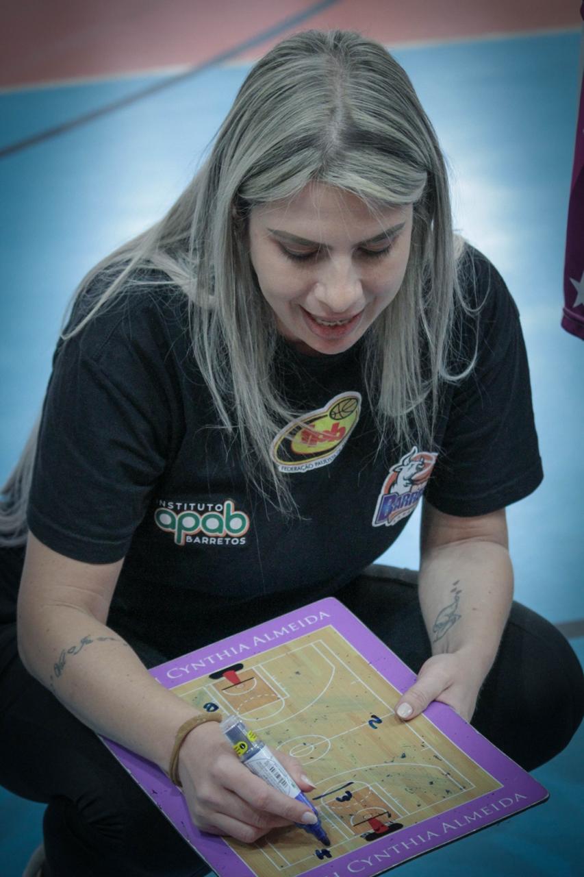 Treinadora da APAB é eleita melhor técnica no basquete Sub-14