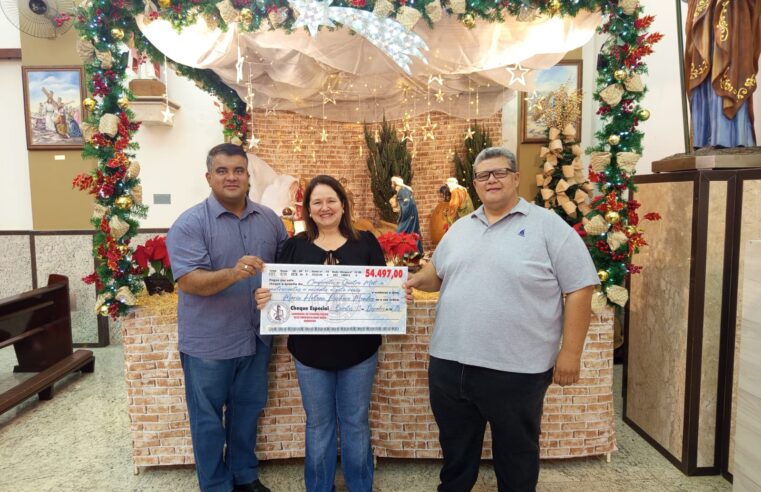 Paróquia do Bom Jesus entrega prêmio para sorteada