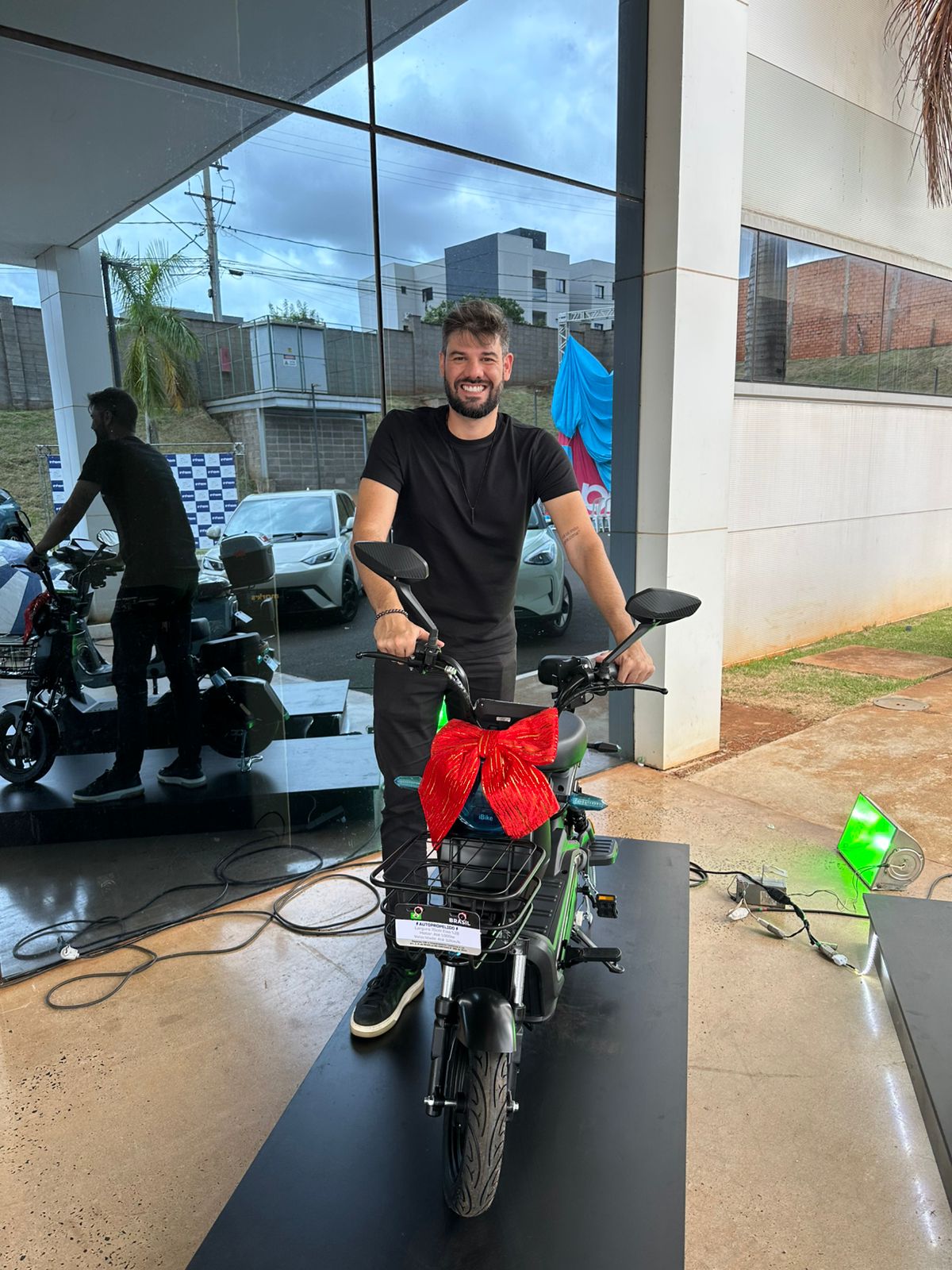 Mark’s Veículos doa moto elétrica para sorteio entre colaboradores do Hospital de Amor