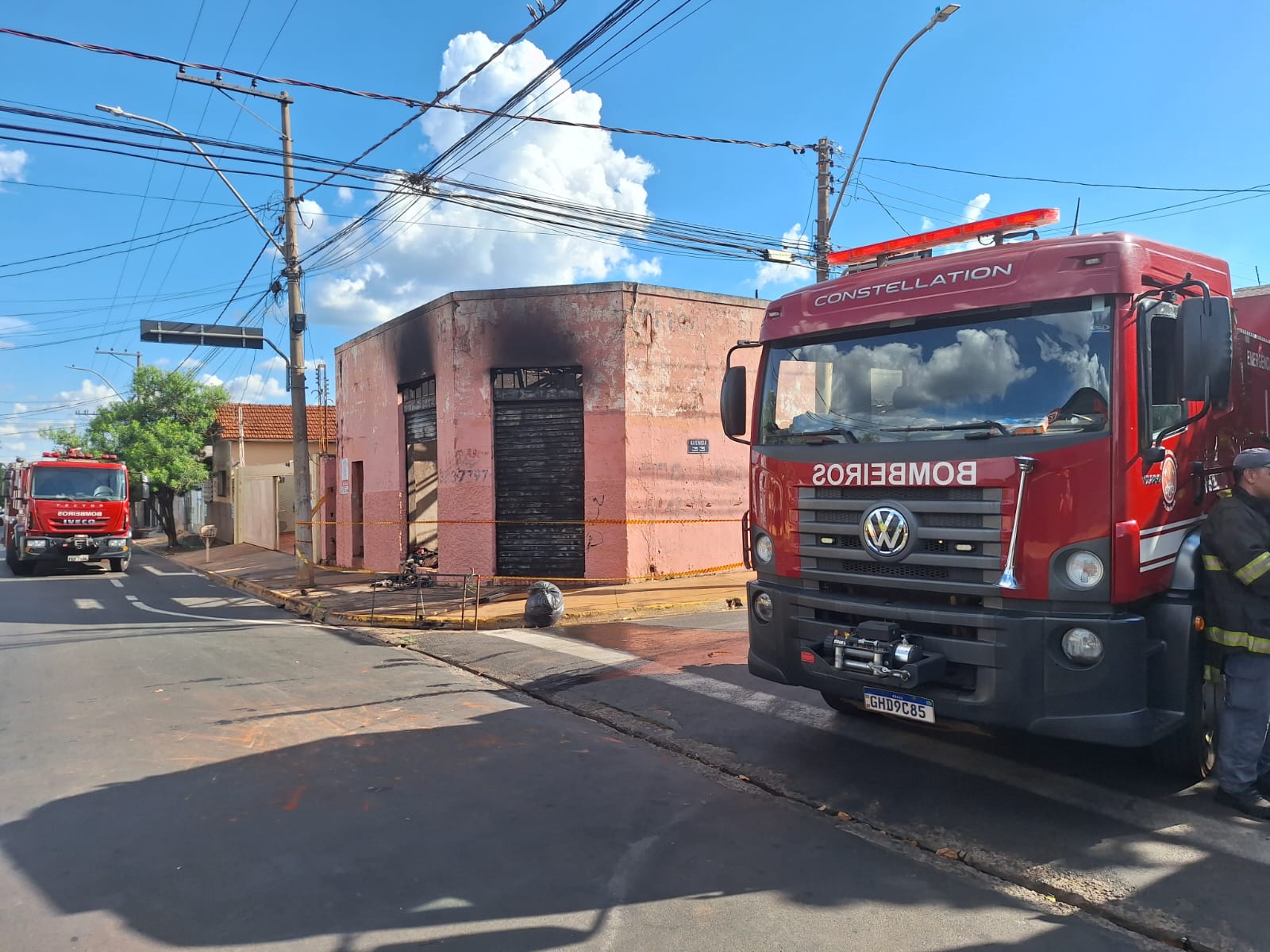 Incêndio destroi prédios no centro de Barretos