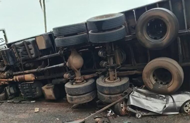Caminhão tomba sobre carro após colisão e deixa quatro mortes em Monte Azul