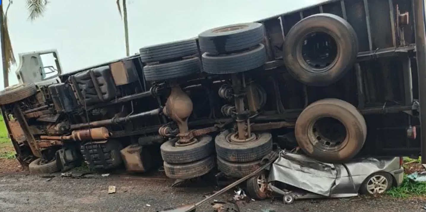 Caminhão tomba sobre carro após colisão e deixa quatro mortes em Monte Azul