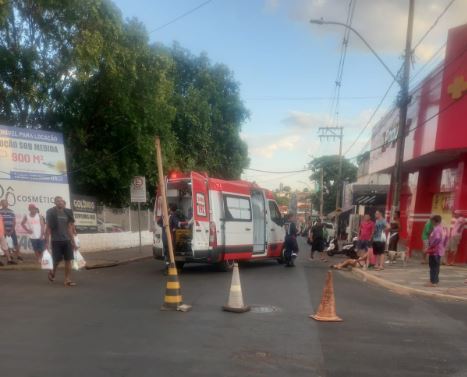 Fio solto danificado por carreta provoca acidente na área central