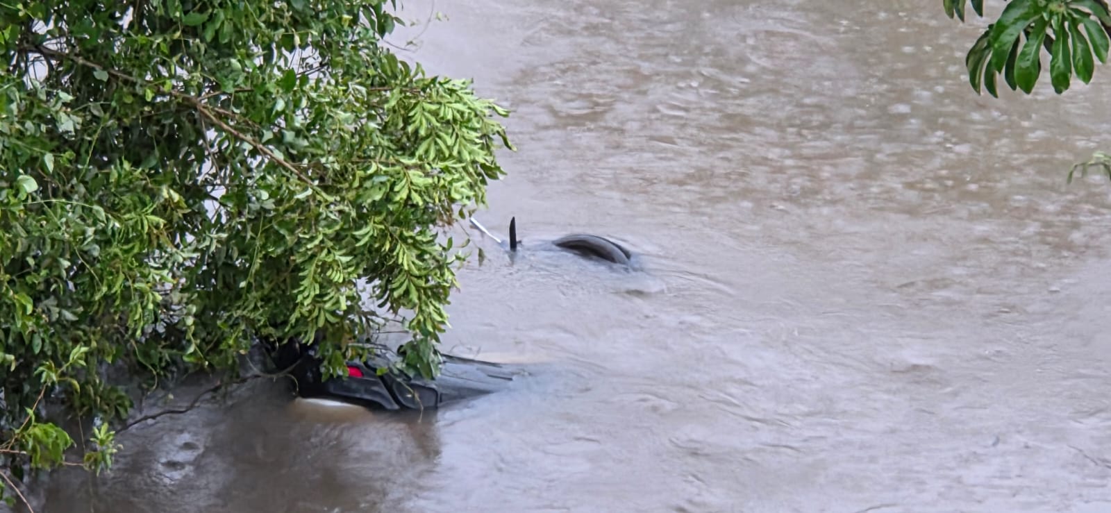 Bombeiros socorrem vítimas  após carro cair em córrego da Assis Chateaubriand