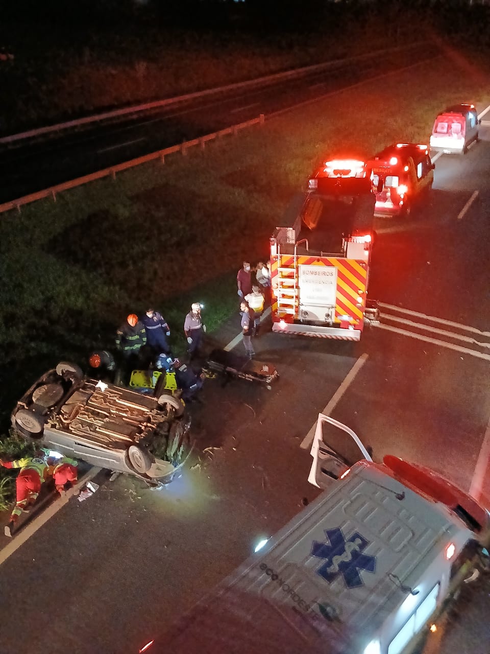 Motorista perde controle de veículo e cai sobre a Faria Lima
