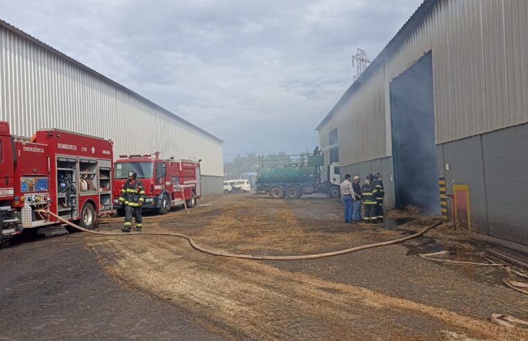 Bombeiros atuam em incêndio em confinamento