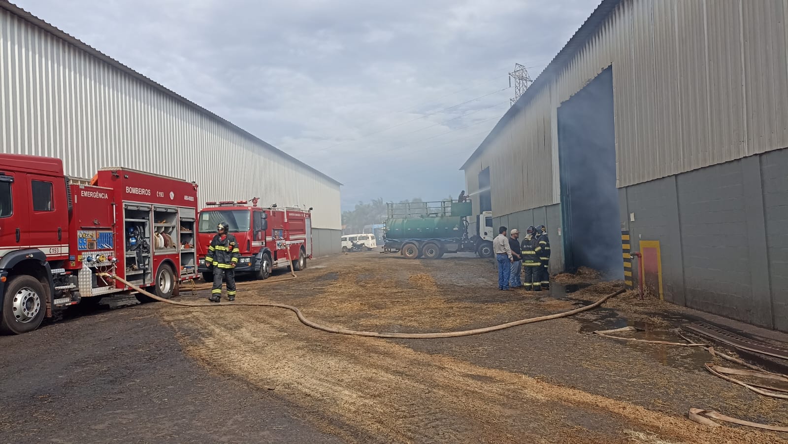 Bombeiros atuam em incêndio em confinamento