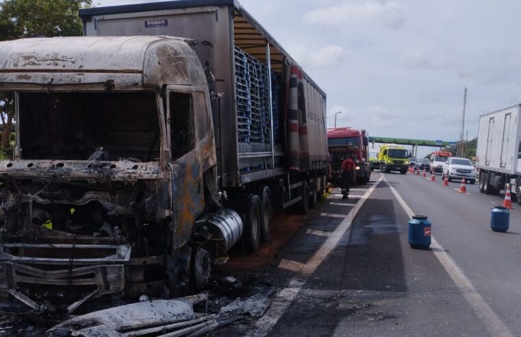 Caminhão pega fogo na rodovia próximo ao pedágio