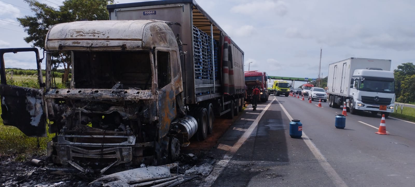 Caminhão pega fogo na rodovia próximo ao pedágio