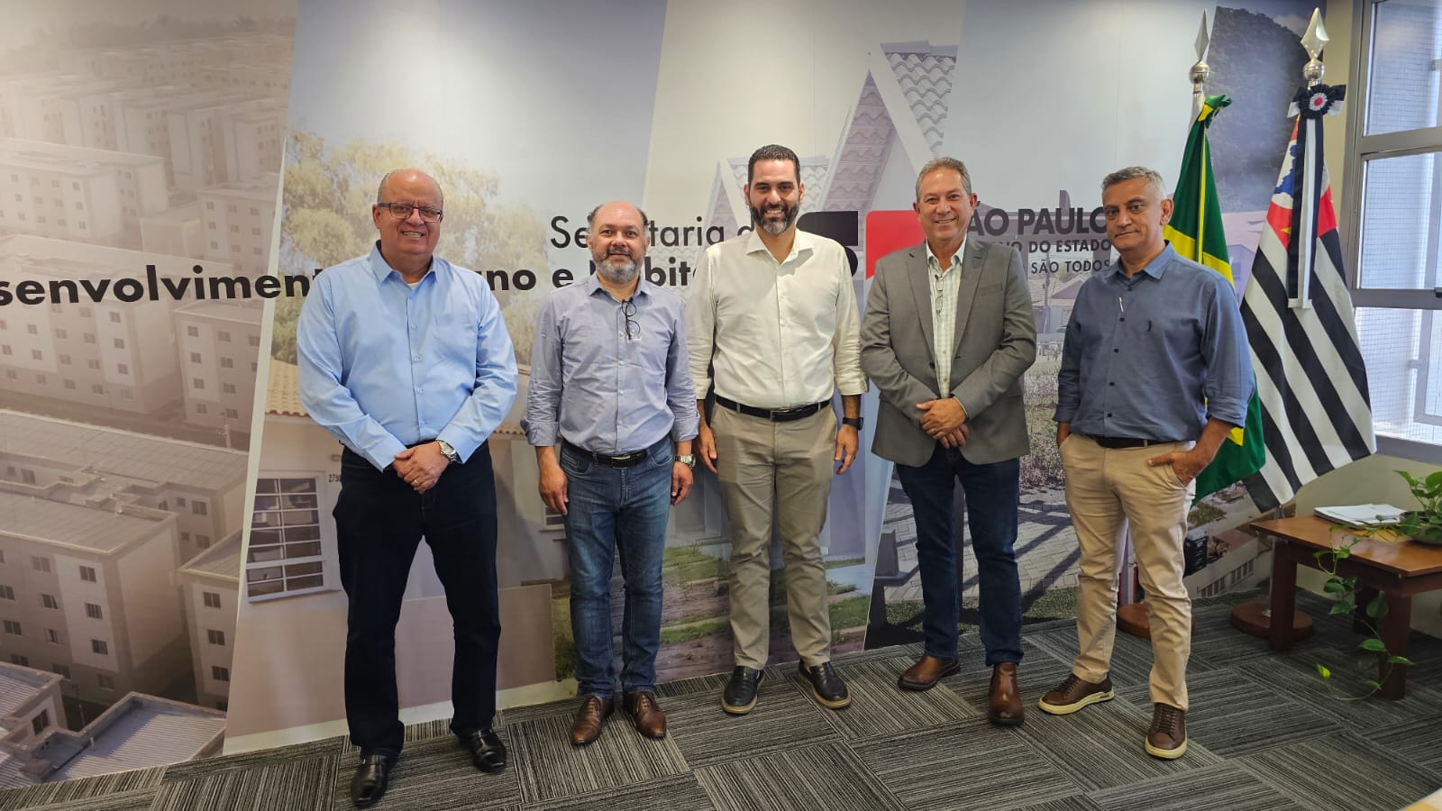 Prefeito e  secretários participam de reunião sobre reforma do aeroporto e viaduto