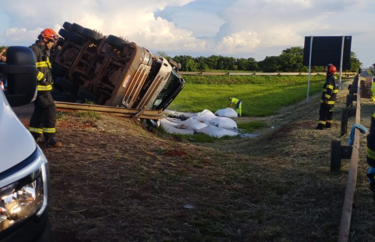 Caminhão tomba em acesso a Faria Lima