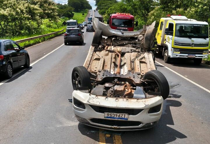 Bombeiros atendem acidente na rodovia Armando Sales em Monte Azul