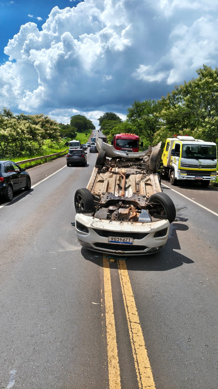 Bombeiros atendem acidente na rodovia Armando Sales em Monte Azul