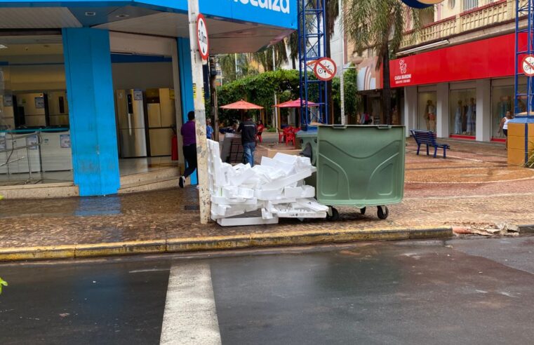 ACIB e Sincomercio reforçam importância do descarte correto de lixo na região central