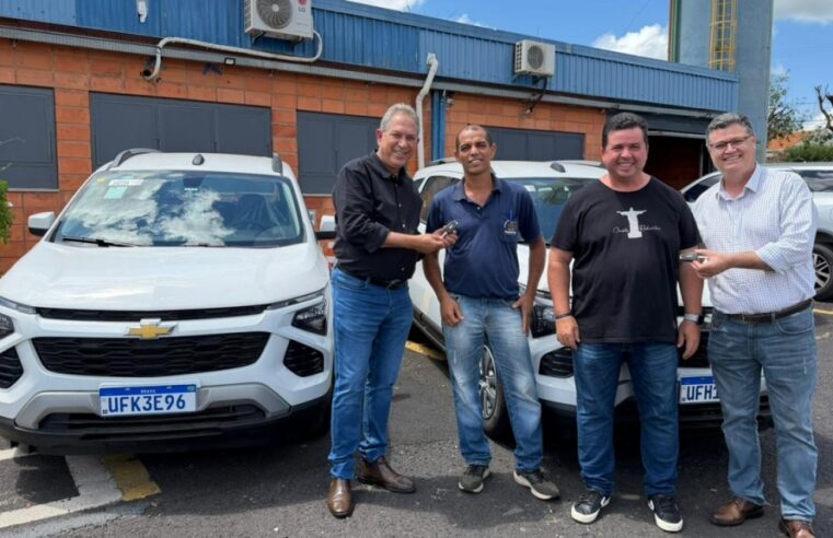 Prefeito entrega novos carros para saúde