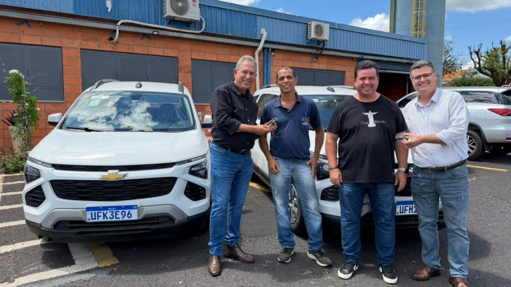 Prefeito entrega novos carros para saúde