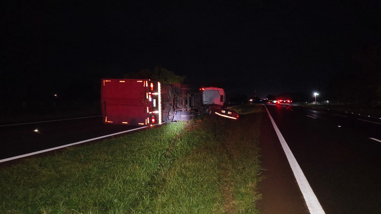 Bombeiros atuam em tombamento de caminhão carregado com aparelhos de ar condicionado