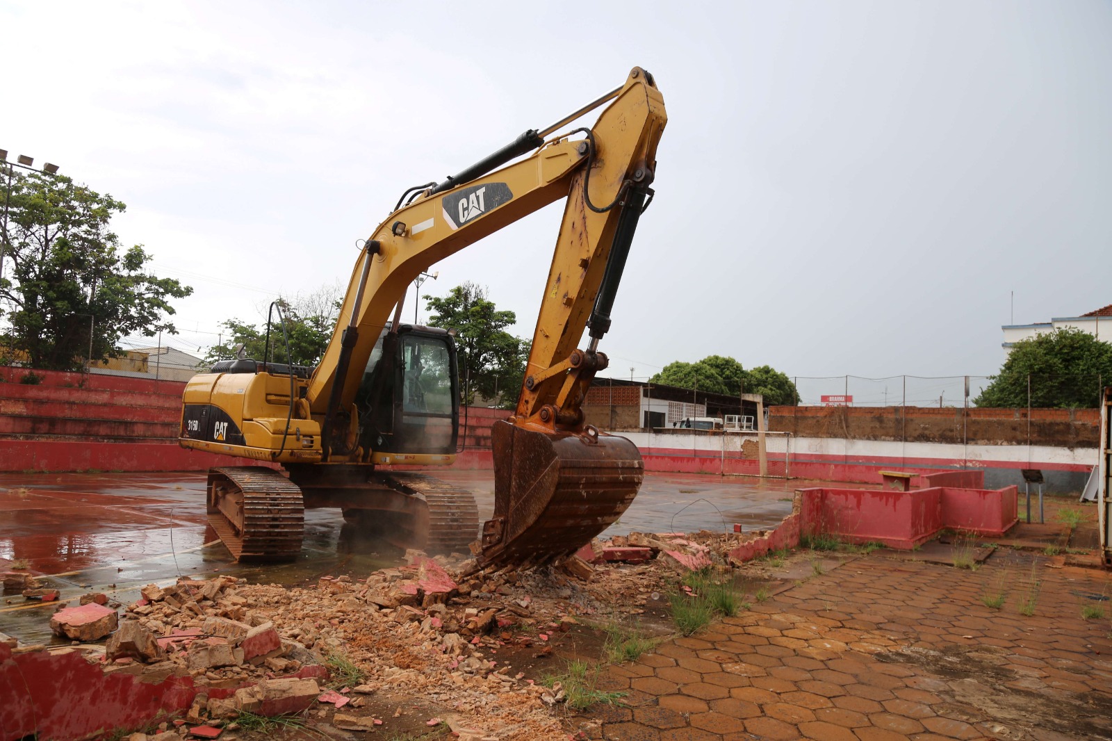 SAAE Barretos inicia demolição da antiga quadra dos Bombeiros para construção de novos reservatórios