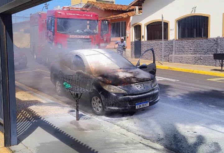 Carro pega fogo com criança de 9 meses no interior