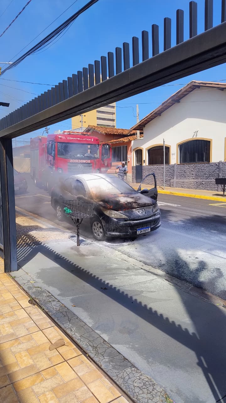 Carro pega fogo com criança de 9 meses no interior