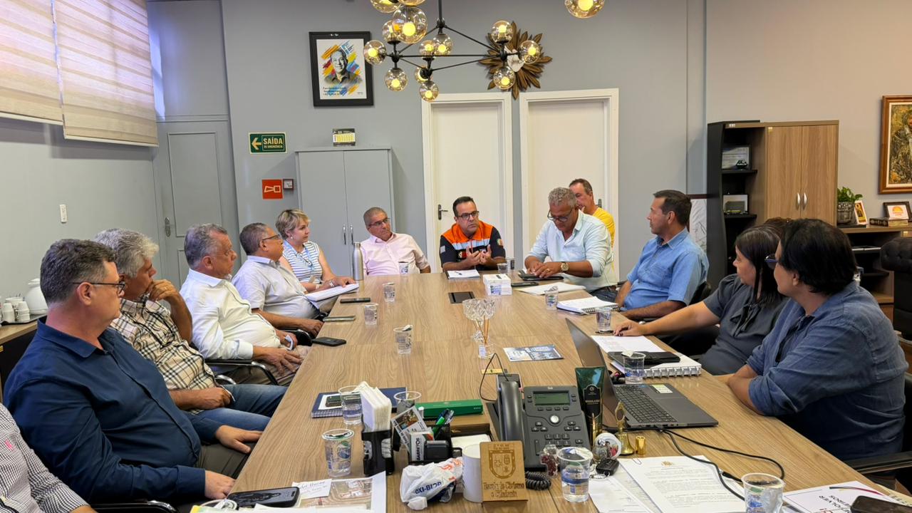 Prefeito, secretários e equipe da Saúde se reúnem para discutir empenho coletivo no combate à dengue