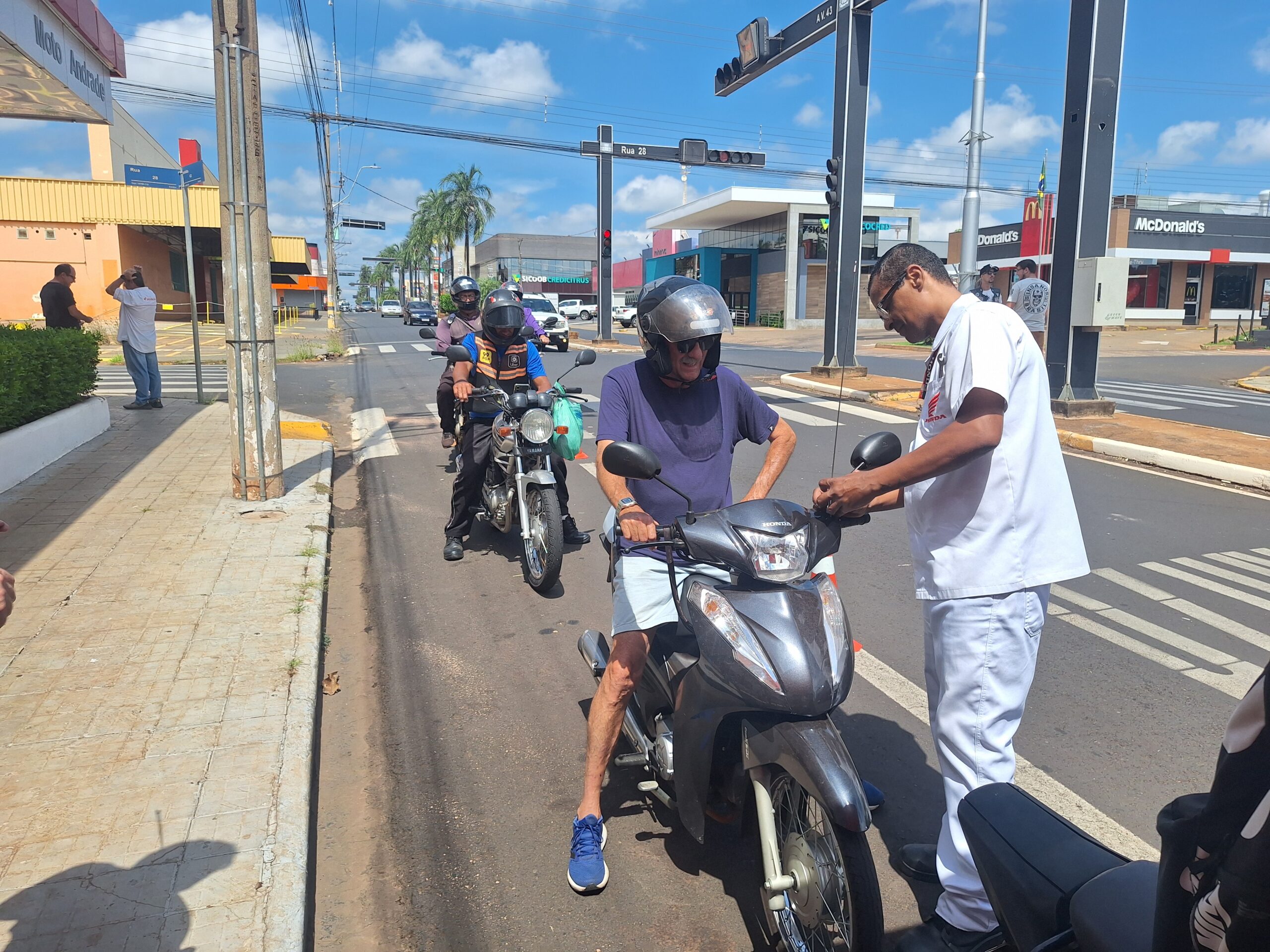 Blitz Educativa do Rotary e concessionária distribui antenas para motociclistas  