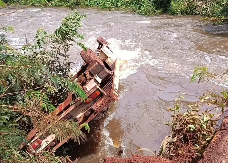 Lama causa queda de caminhão em córrego na área rural de Guaira