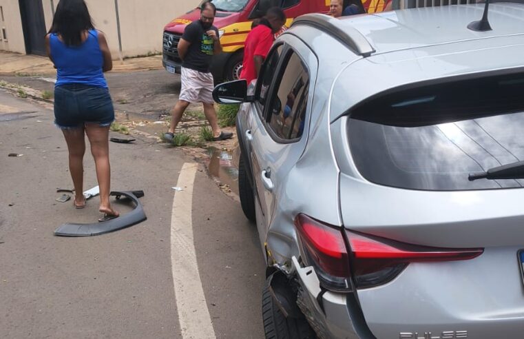Bombeiros socorrem vítima de acidente na avenida Guaíra