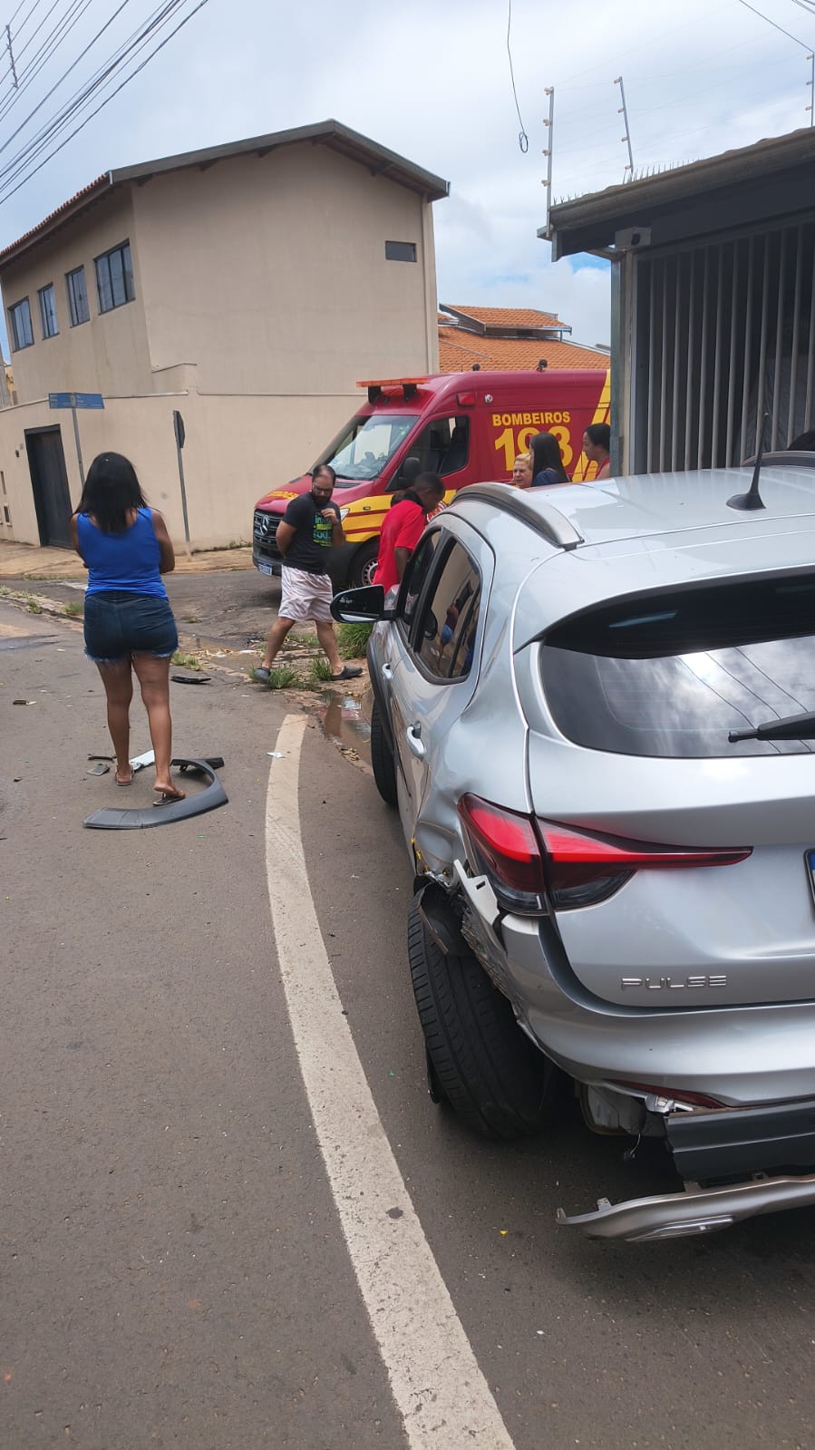 Bombeiros socorrem vítima de acidente na avenida Guaíra