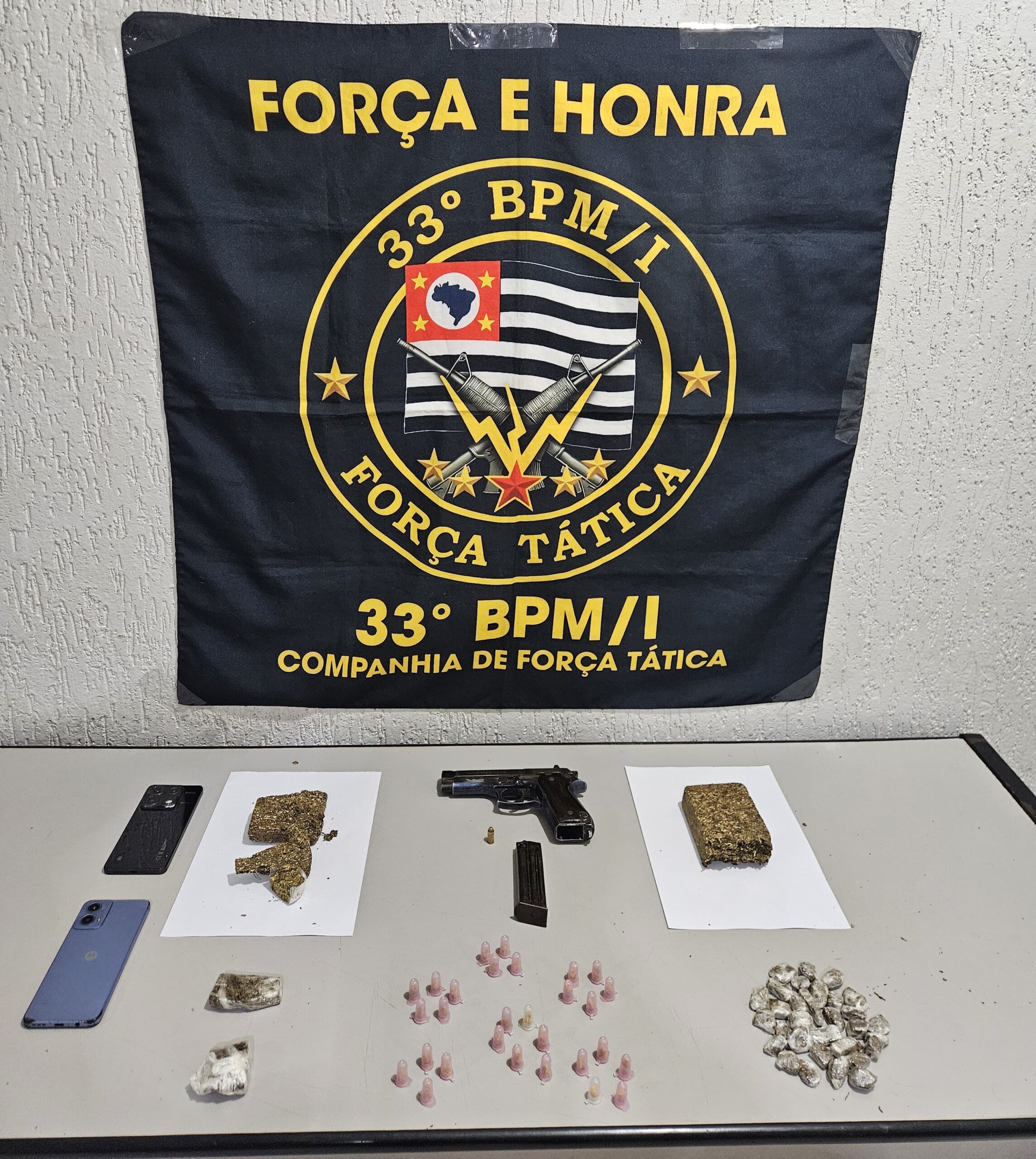 PM aborda veículo com arma e drogas