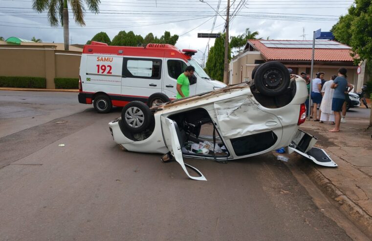 Carro capota após colisão com caminhonete