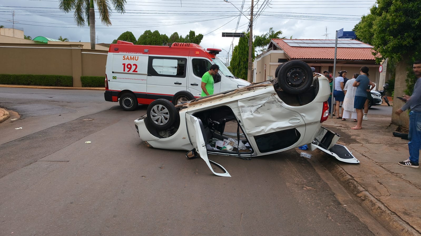 Carro capota após colisão com caminhonete