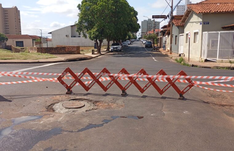 SAAE Barretos interdita trecho da Avenida 31 para garantir cura do concreto após reparo