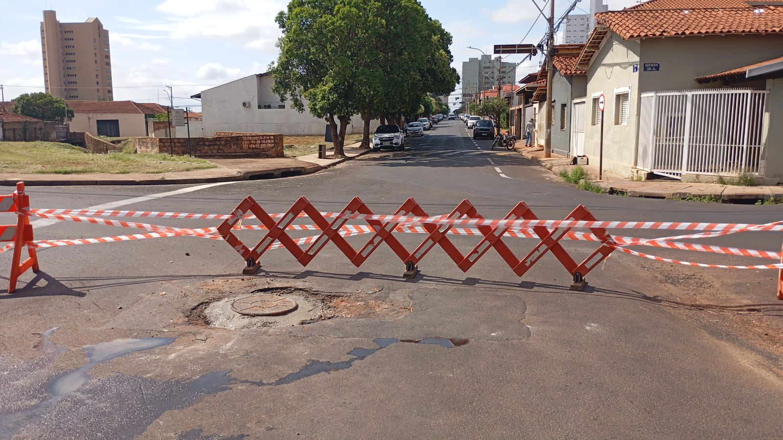 SAAE Barretos interdita trecho da Avenida 31 para garantir cura do concreto após reparo