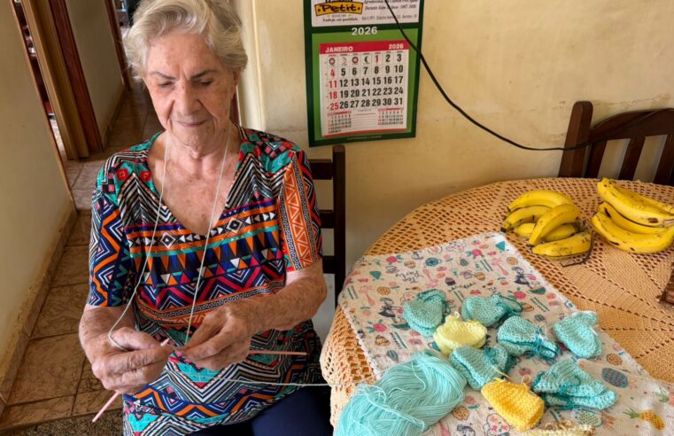 Aos 91 anos, professora se dedica a fazer e doar sapatinhos de tricô à Maternidade da Santa Casa de Barretos